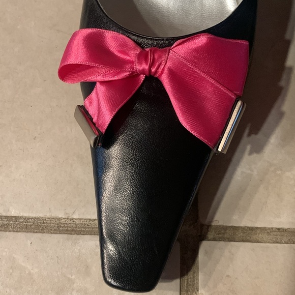 Black leather BCBG high heels shoes, with hot pink satin bow. - Picture 4 of 4